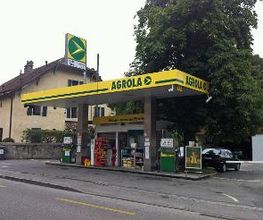 AGROLA Tankstelle in Veyrier; station service AGROLA à Veyrier, station couverte. Überdacht. Mit zwei Tanksäulen. Shop.