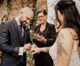 Die Braut und der Bräutigam tauschen ihre Gelübde während ihrer Freien Trauung.