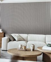 Martin Otto Thie Raumgestaltung Inh. Aline Sander e.K. stilvolles Wohnzimmerdesign mit hellen Polstermöbeln, Holzoptik und modernen Wandpaneelen. Inspiration für harmonische Raumgestaltung und Innenarchitektur.