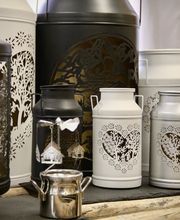 Laternen und Milchkannen