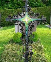 Grabkreuz von Berndt Schweizer aus Bronze handgeschmiedet mit einem Mosaik von Irene M. Orecher