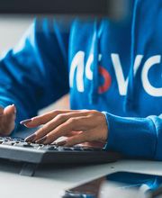 ASVG GmbH - Situationsbilder im Büro. Mitarbeiterin am Computer.