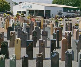 Eine große Auswahl an Grabsteinen und Grabstelen auf unserem Ausstellungsgelände.