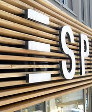 Außenwerbung: Shopbeschriftung — Leuchtbuchstaben. Produziert von BERTELMANN aus Bünde, in NRW.