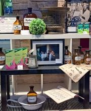 Schaufenster 300 Jahre Alte Vilser Apotheke.