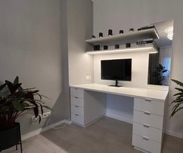 Fertige Möbel passen oft nicht zu individuellen Vorstellungen – sei es aufgrund der Maße oder der Qualität. Deshalb haben wir für unsere Kundin ein maßgefertigtes Home Office entworfen, das perfekt in eine Wandniesche integriert wurde.