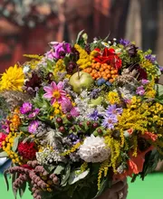 Blumen
Bei uns im Markt erwarten Sie frische und liebevoll gebundene Blumensträuße einer Dorffloristin. Perfekt als Geschenk oder zum Verschönern der vier Wände. Zusätzlich dazu werden noch diverse Topfpflanzen und Schnittblumen angeliefert. Hier findest du sicher etwas!