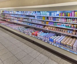 Molkereiprodukte
Genieße eine große Vielfalt an leckeren Produkten aus der Milch. Natürlich gibt es bei uns besten Käse, schmackhaften Joghurt und himmlischen Puddings sowie Desserts. Daneben findest du eine Auswahl aus Milch-Drinks, Kefir, Quark und Schmalz.