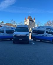 easyCab medical Fahrzeuge beim Spital STS AG vor dem Schloss Thun