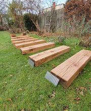 Spezialisten für Massivholzprodukte und Natursteinprodukte für den Innen und Aussenbereich.

Ob für Handwerker oder Händler, Architekten oder Bauherren, wir garantieren Ihnen unkomplizierte, reibungslose & kompetente Zusammenarbeit & beraten Sie gerne telefonisch oder persönlich über die verschiedenen Eigenschaften von Eiche oder Naturstein.

Wir sind spezialisiert in dem Verkauf von erstklassigem Eichenholz und hochwertigen Steinen für eine Vielzahl von Projekten. Unsere Eichenholzprodukte, von stabilen Balken bis hin zu eleganten Terrassen-Dielen, bieten die ideale Grundlage für robuste Konstruktionen und ästhetische Designs wie Holztreppen, Holzpergolen, Holzstegge oder Holterrassen. Ebenso sind unsere Sandsteinprodukte eine exzellente Wahl für Terrassenplatten, die jedem Aussenbereich einen Hauch von Natur und Eleganz verleihen.