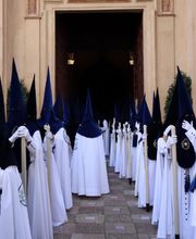 tunica_y_capirotes_en_sevilla.jpg