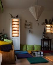 Der gemütliche Aufenthaltsbereich und Tee-Ecke bei Saccidananda-Yoga.