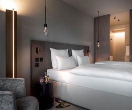Vibrant Living in modernem Ambiente. Unsere lichtdurchfluteten Zimmer bieten ein unbeschwertes Flair statt steifem Luxus. Mit stetem Blick auf den See und einem durchdachten Spiel mit den Elementen schaffen wir einen Rückzugsort, der Ruhe und Leichtigkeit vermittelt.