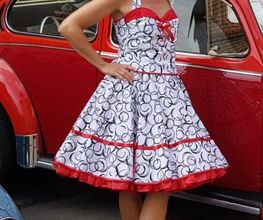 Modische Kringel verleihen diesem Petticoatkleid eine besondere Note. Der passende Petticoat in rot bringt Farbe ins Spiel..