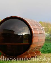 Panoramasauna als Saunafass mit Glaskuppel aus Red Cedar kaufen als Bausatz oder fertig montiert. Sauna mit Elektroofen oder Holzofen mit Saunasteine und Saunazubehör. Die Gartensauna für die Wellness Oase Zuhause. Alternativ die Sauna als Fass oder Cub