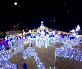 Jeder der zum Schloss gelangen will muss sich durch ein mystisches Labyrinth aus einem spektakulären Lichtermeer kämpfen.