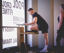 Übung an einem Trainingsgerät im Fitnessstudio - David Nikolaitschik - Personal Trainer in Mannheim