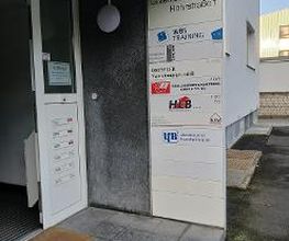 Haupteingang mit Beschilderung der Stockwerke.
