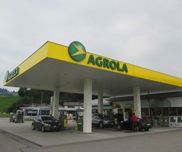 AGROLA Tankstelle in Zollbrück mit TopShop; grosse Überdachung; Autos unter Dach bei Tanksäulen