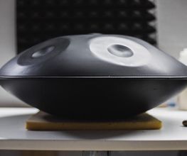 Du bist vom mystischen Klang der Handpan fasziniert, möchtest Dir Dein erste Handpan kaufen und erstmal auf ein günstiges Modell setzen? Mit unseren top Preis/Leistungs Black Magic Handpans bieten wir eine preiswerte Option, um auch mit einem kleineren Budget in die magischen Klangwelten der Handpan einzutauchen, ohne dabei auf eine gute Klangqualität oder vielseitigen Spielstil verzichten zu müssen.
Du kannst die Black Magic Handpan im Handpan Showroom Stuttgart ausprobieren und kaufen oder bei www.Handpan.World online bestellen.