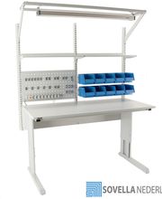 Optimaal en ergonomisch werken doet u met de in hoogte verstelbare concept werktafels van Treston. Zo ook met de Treston concept werktafel combinatie 23. Deze ESD-veilige tafel is voorzien van alle gemakken om bijvoorbeeld consumenten elektronica  te repareren. 

Door het grote aanbod van accessoires is de concept perfect in te richten naar uw wens. Wilt u de tafels wijzigen? Dan is het door het modulaire systeem gemakkelijk aan te passen, zonder dat daar dure modificaties of compromissen voor nodig zijn.

De concept is leverbaar in diverse maten, diverse soorten tafelbladen,  in hoogte instelbaar/verstelbaar d.m.v. een inklapbare zwengel of motorisch en heeft een draagvermogen van 200 tot 500kg.