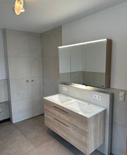 Bad möbel einbauen und fliesen verlegen Baubora