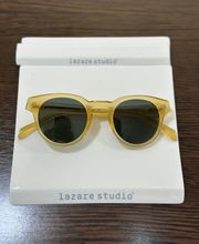 Sonnenbrille von Lazare Studio bei Newels Eyewear in Münster mit heller, transparenter Fassung und dunklen Gläsern. Das außergewöhnliche Design ergänzt die Auswahl individueller und moderner Designerbrillen im Geschäft.