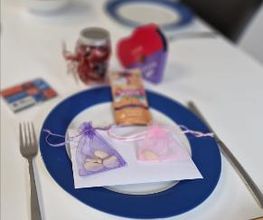 Ein gedeckter Tisch mit kleinen Geschenken zum Anlass einer Verabschiedung.