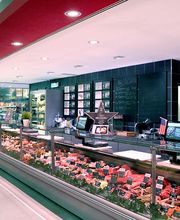 Metzgerei & heiße Theke
Unsere hauseigene Metzgerei versorgt Sie mit Fleisch, Wurst, Käse sowie Fisch. Lassen Sie sich von unseren Mitarbeitern beraten und verköstigen. In unserem Markt erwarten Sie hausgemachte Spezialitäten wie Fleischkäse, Bratwürste oder Frischkäse. Aufgrund unseres herausragenden Konzeptes tragen wir den Titel „Sternemetzgerei“, den uns die EDEKA verliehen hat.