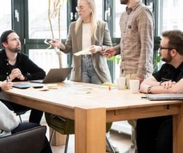 Ströer Online Marketing Kollegen am Arbeitsplatz