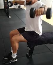 LIFE PERFORMANCE TRAINING | Personal Training Nürnberg - Sitzendes Seitheben mit Kurzhanteln auf der Hantelbank, isoliertes Training für seitliche Schultern und definierte Deltamuskulatur.