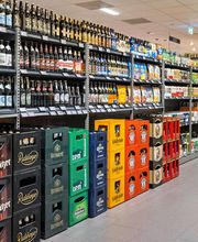 Getränke
Hopfenfrische Biere vom friesisch herben Krombacher und Astra bis zum Weizenbier, edle Weine und vitaminreiche Säfte erwarten Sie in unserer Getränkeabteilung.

Entdecken Sie feine Weine aus Deutschland, den sonnigsten Regionen Europas und aus Übersee. Hochprozentigen Genuss verspricht unser breites Sortiment an Gin, Whisky, Korn und Likören.