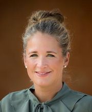 Eine Frau mit hochgesteckten Haaren.