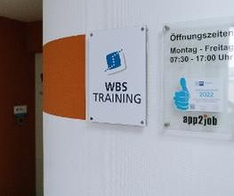Eingangsschilder zu den Räumlichkeiten von WBS Training Augsburg