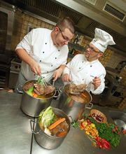 Zur Kirmes in Meckel kochen Thomas Herrig und sein Küchenteam traditionelle EIFEL Gerichte, wie beispielsweise Rindfleisch aus der Region mit Remouladensauce.