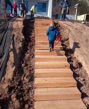 Spezialisten für Massivholzprodukte und Natursteinprodukte für den Innen und Aussenbereich.

Ob für Handwerker oder Händler, Architekten oder Bauherren, wir garantieren Ihnen unkomplizierte, reibungslose & kompetente Zusammenarbeit & beraten Sie gerne telefonisch oder persönlich über die verschiedenen Eigenschaften von Eiche oder Naturstein.

Wir sind spezialisiert in dem Verkauf von erstklassigem Eichenholz und hochwertigen Steinen für eine Vielzahl von Projekten. Unsere Eichenholzprodukte, von stabilen Balken bis hin zu eleganten Terrassen-Dielen, bieten die ideale Grundlage für robuste Konstruktionen und ästhetische Designs wie Holztreppen, Holzpergolen, Holzstegge oder Holterrassen. Ebenso sind unsere Sandsteinprodukte eine exzellente Wahl für Terrassenplatten, die jedem Aussenbereich einen Hauch von Natur und Eleganz verleihen.