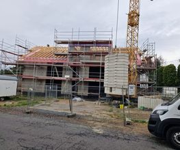 Professionelle Dachstuhl-Sanierung und Dachneubau in Weißenthurm bei Neuwied und im Raum Mayen-Koblenz. Fachgerechte Erneuerung von Tragkonstruktionen, Dachaufbauten und Holzkonstruktionen – zuverlässig geplant und präzise umgesetzt vom erfahrenen Dachdeckermeister.