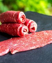 Fein geschnitten, mager und voller Geschmack – das Rouladenfleisch von der Metzgerei Gränitz ist die perfekte Basis für klassische Rinderrouladen wie bei Oma. Aus besten Stücken der Oberschale oder der Hüfte geschnitten, überzeugt es durch Zartheit und feine Fleischfasern, die beim Schmoren butterweich werden. Ob traditionell mit Senf, Speck und Gurke gefüllt oder kreativ modern interpretiert – dieses Fleisch bringt echten Sonntagsgeschmack auf den Teller. Wer beste Qualität und Handwerkskunst schätzt, sollte jetzt Rinderrouladen Fleisch kaufen und sich auf köstlich aromatische Schmorgerichte freuen.