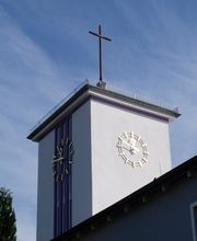 Die Kirche wurde in Eigenarbeit der Dorfbevölkerung in der Nachkriegszeit gebaut. In den neunziger Jahren wurde der liturgische Raum von Architektin Gesine Stöcker maßgeblich geprägt. Viele Bronzeelemente bilden die Verbindung zur Bodenständigkeit der Steinbacher Gemeinde ab.