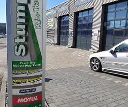 Kfz-Technik Stumpf GmbH - ein Blick auf unseren Pilon vor der neuen Werkstatthalle