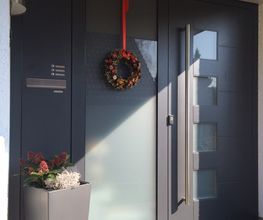 Haustür Aluminium mit Seitenteil und integriertem Briefkasten