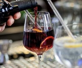 Roter Aperitif wird in der Tapas Bar Léon frisch ins Glas eingeschenkt.