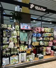 Tchibo-Shop
Frische Bohnen und frische Ideen:
Entdecken Sie neben Kaffee und Reisen jede Woche eine neue Welt! Sportlich, stylish, für die ganze Familie. Lassen Sie sich inspirieren!