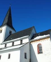 Die spätromanische Kirche war ursprünglich St. Georg geweiht und wurde zwischen 1122 und 1219 erbaut. In der Apsis befinden sich Fresken aus dem 13. Jahrhundert – Christus Pantokrator mit Maria und Johannes dem Täufer sowie weiteren Figuren. 1560 wurde die lutherische Reformation in Höchstenbach eingeführt. Von 1671 bis 1818 hatte die Gemeinde einen lutherischen du einen reformierten Pfarrer.