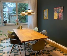 Dieses Esszimmer lädt zu entspannten Stunden mit Familie und Freunden ein.
Designklassiker von Vitra und Louis Poulsen ergänzen sich perfekt mit einem modernen Designer-Teppich. Teppiche sind viel mehr als einfache Bodenbeläge – sie sind wahre Gestaltungselemente, die die Atmosphäre eines Raumes entscheidend prägen. Sie wirken wie ein Gemälde, nur eben am Boden!
Um jedoch eine gemütliche und einladende Stimmung rund um den Esstisch zu garantieren, ist eine blendfreie Beleuchtung unverzichtbar. Enjoy and let´s have Dinner!