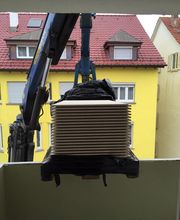 Im Rahmen einer Altbausanierung haben wir einen Kran eingesetzt! Es gab keinen Fahrstuhl und das Treppenhaus war zu eng, um die Baustoffe zügig in die Wohnung zu transportieren.