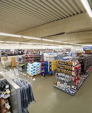 Die Anordnung und Höhe der Regale bietet den Kunden einen perfekten Überblick über den gesamten BAUAKTIV Discount Baumarkt.