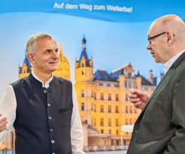 Immobilienmakler Thomas Franck im Kundengespräch auf der Hamburger Immobilienmesse