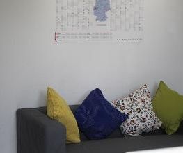 Eine Couch mit vier Kissen.