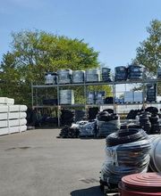 Photo de la cour de l'agence d'Angers Hydralians.